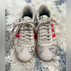NWT Never been worn Adidas Beige and Red Snake Patterned Sneakers Size 6